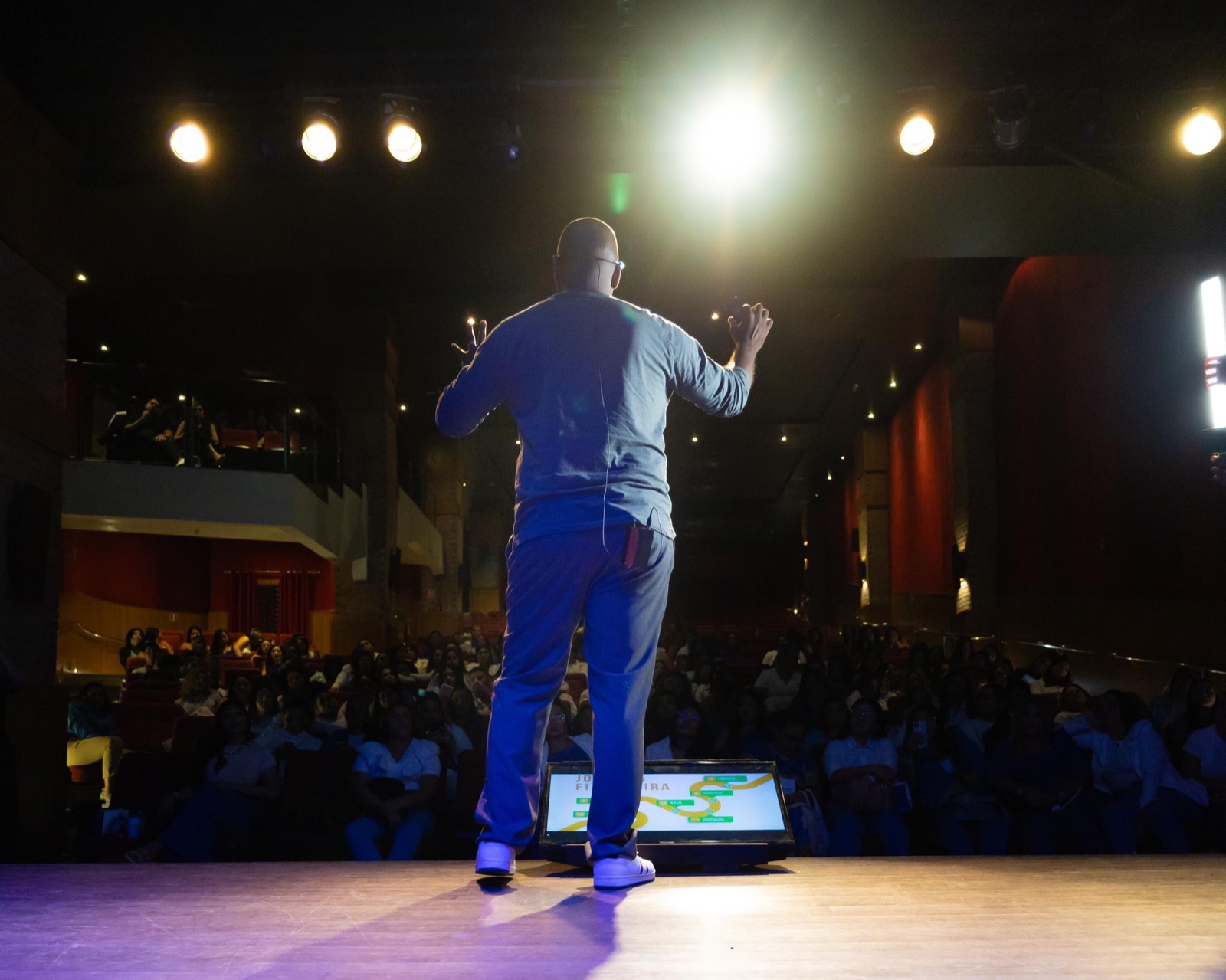 Magno Rodrigues no palco, palestra de educação financeira do Pega Bizu