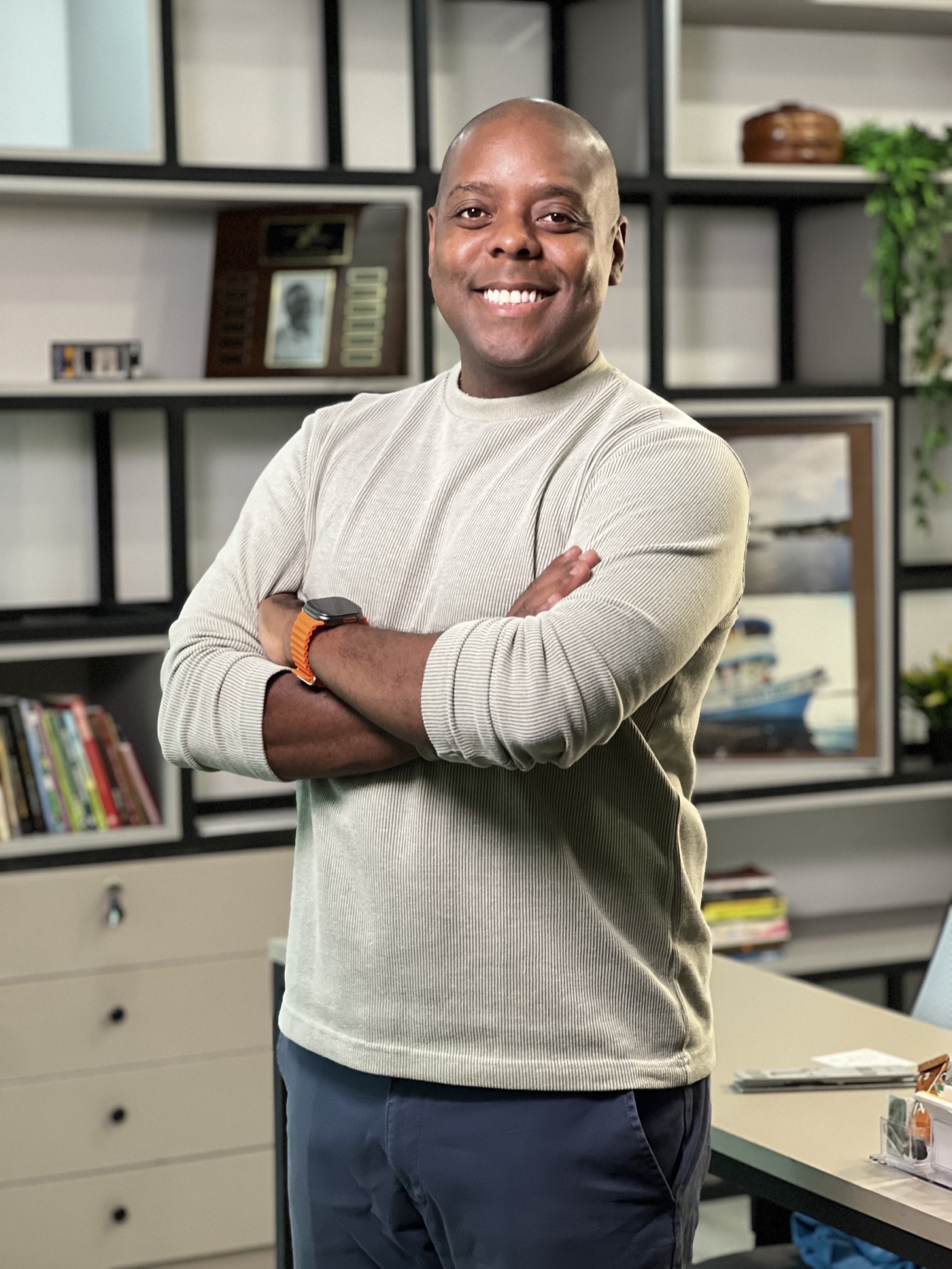 Magno Rodrigues, educador financeiro do Pega Bizu, no escritório